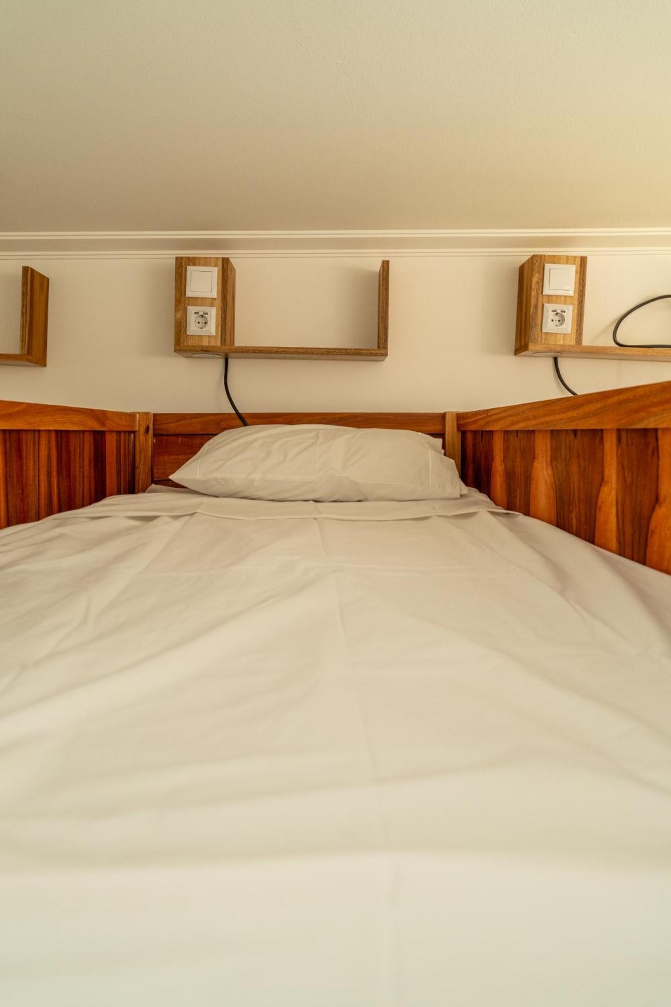 Lisbon Surf Hostel Carcavelos  Exterior photo